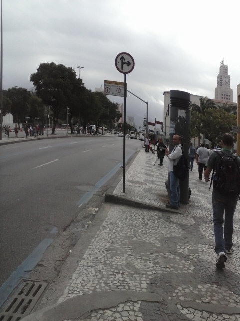 Mostra sua posição em relação ao semáforo.